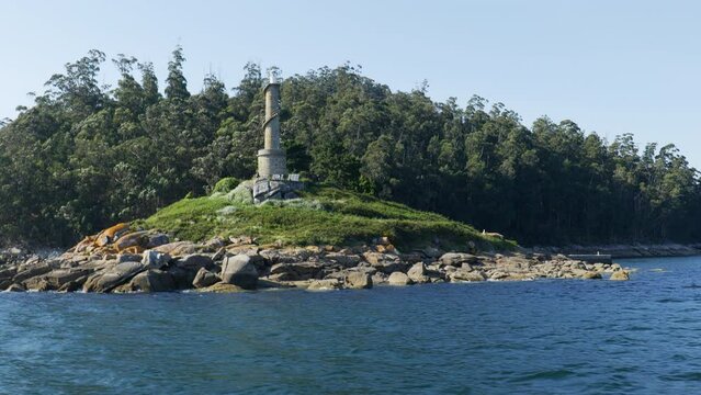 This video shows the &ldquo;Tenlo Chico Lighthouse&rdquo; tower in the Tambo island, at the head of the Pontevedra estuary.
