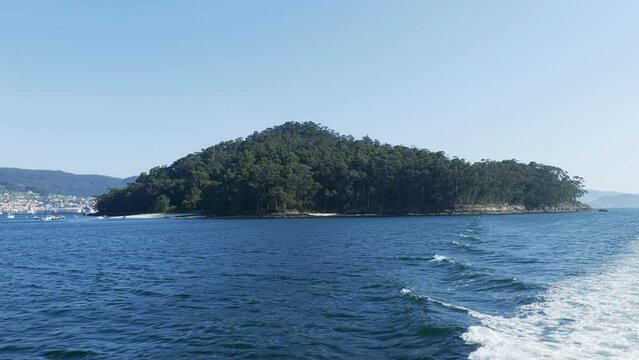 This video shows the Tambo island from a boat in movement, at the head of the Pontevedra estuary.
