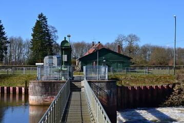 Fototapeta premium Wehr am Fluss Aller im Frühling im Dorf Hademstorf, Niedersachsen