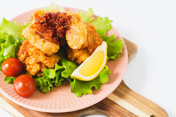 唐辛子ソースをかけた唐揚げとサラダ