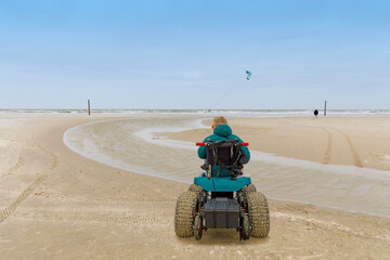 Mann mit Handicap am Strand mit einem Strand-Rollstuhl, Sankt-Peter-Ording, Schleswig-Holstein,...