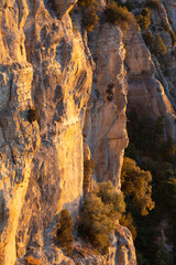 Amanecer sobre las rocas de un acantilado