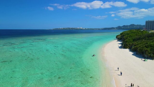 【空撮動画・沖縄】沖縄県瀬底島の白い浜と青い海を航空撮影①