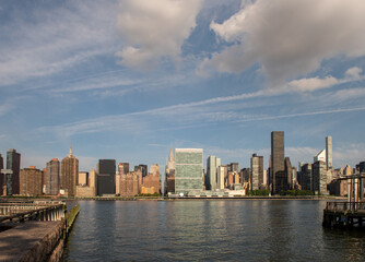 Obraz premium Manhattan skyline at sunrise, seen from Long Island City, Queens, New York.