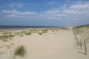 Breiter Strand an der Nordsee mit Sanddünen in Noordwijk Holland