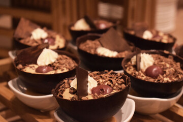 Postre de chocolate y crema batida.