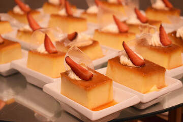 Flan de vainilla, crema batida y fresa. Postre dulce.