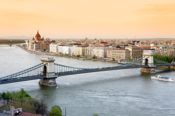 Fototapeta premium Chain bridge and cityscape, Budapest, Hungary