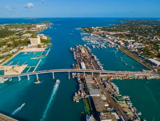 Foto op Plexiglas Nassau downtown aerial view including Paradise Island Bridge and Potters Cay in Nassau Harbour, New Providence Island, Bahamas.  © Wangkun Jia