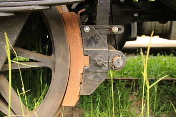 Klotzbremse an einem Eisenbahnwaggon in geöffnetem Zustand
