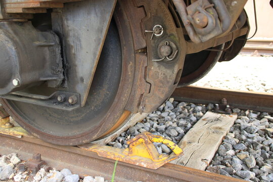 Eisenbahnwaggon ist mit einem Hemmschuh gegen wegrollen gesichert