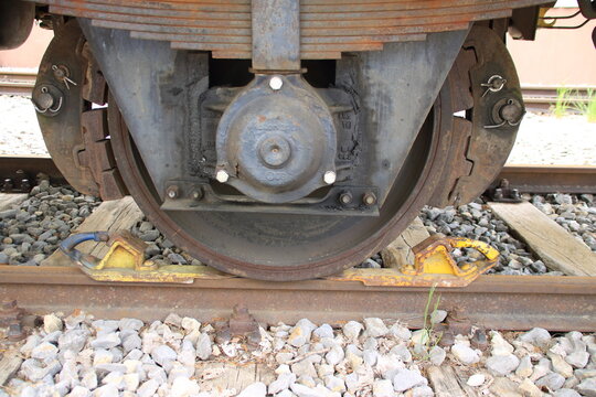 Eisenbahnwaggon ist mit einem Hemmschuh gegen wegrollen gesichert