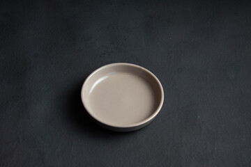 plato de ceramica gris con fondo negro
