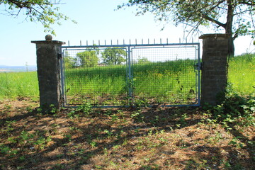 Geschlossenes einzelnes Tor an einem Gartengrundstück