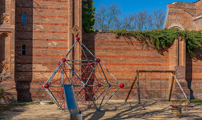 Kinderspiellatz vor der Backsteinmauer der Sankt Michael Kirche am Engelbecken