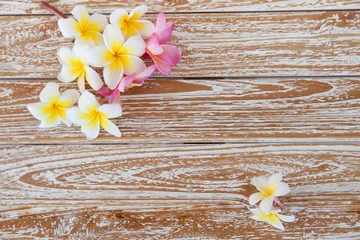 Foto auf Acrylglas White plumeria flower on Wood Pattern. Beautiful tropical Frangipani or Plumeria spa flower on vintage wood background,top view. © Tatiana Nurieva