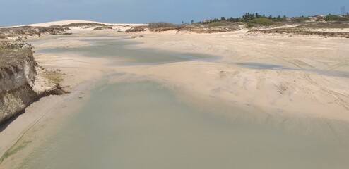 Fototapeta na wymiar A praia de Águas Belas no Ceará, é tão paradisíaca que ficou conhecida como “oásis de piscinas naturais” com dunas branquinhas se misturam com piscinas de águas cristalinas.