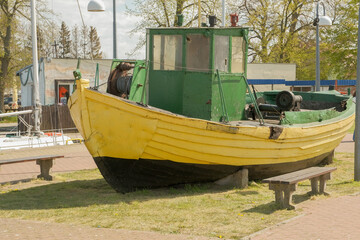 Fototapeta na wymiar Abandoned old boat . old ship
