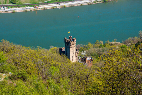 Burg Sooneck im oberen Mittelrheintal zwischen Bingen und Bacherach am Rhein vom Aussichtsturm Sieben Burgen Blick gesehen