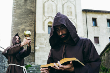 The two monks with the grail