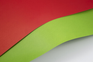 Prosty układ kolorowych arkuszy papieru, soczysta, wiosenna zieleń i łagodna czerwień.