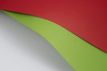 Prosty układ kolorowych arkuszy papieru, soczysta, wiosenna zieleń i łagodna czerwień.
