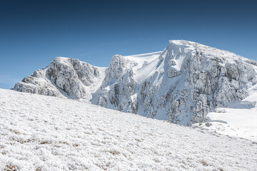 paesaggio innevato del massiccio del monte sirente, con fenomeno di galaverna che ricopre il terreno