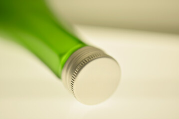 Bouchon métal sur bouteille en verre