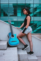 mujer con guitarra en escaleras