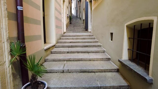 Mont&eacute;e d'escaliers dans les ruelles de Morcote