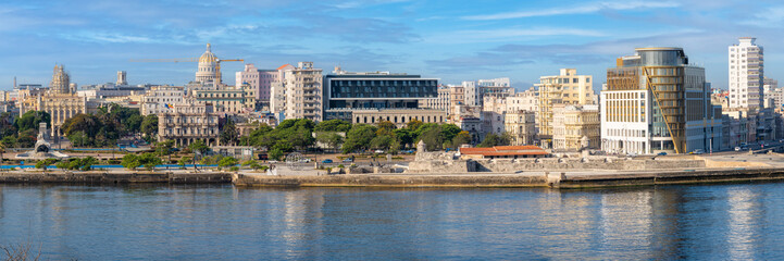 Fototapeta na wymiar Panoramic image of Old Havana and the bay