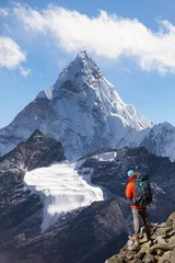 Crédence de cuisine en verre imprimé Ama Dablam Mount Ama Dablam hiker glacier himalaya mountain
