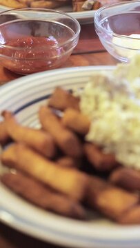 Chorrillana casera o Papas fritas con carne y huevos revueltos en formato movil o celular reel