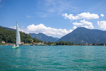 Naklejka premium Segeln im Sommer auf dem Tegernsee in Bayern