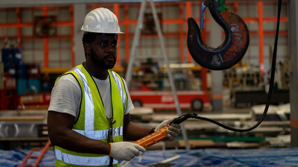 African american Foreman or worker control Industrial crane Manufacturers Supplier for loading in Factory Production Line