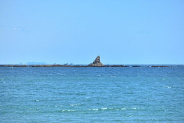 Fototapeta premium 真っ青な空と海と烏帽子岩