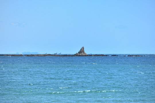 真っ青な空と海と烏帽子岩