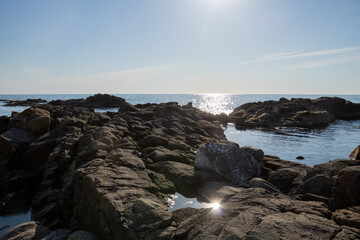 太陽の光を受けて輝く海
