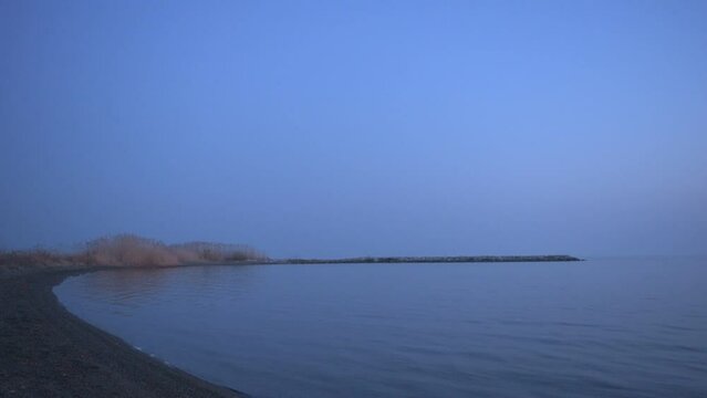 湖のかなたから、新しい朝が来る。美しい日の出の様子。