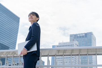 パソコンを持つビジネスマン