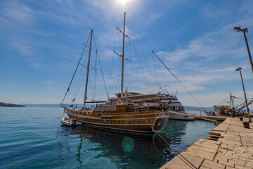 Hafen im malerischen Städtchen Omis in Kroatien