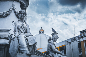Fototapeta na wymiar Esculturas en la plaza Morazán del Centro Histórico de San Salvador en un día nublado.