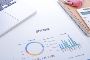 テーブルの上に置かれた家計管理のグラフ