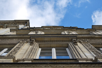 Fenêtre et reflets ciel et nuages sur bâtiment ancien