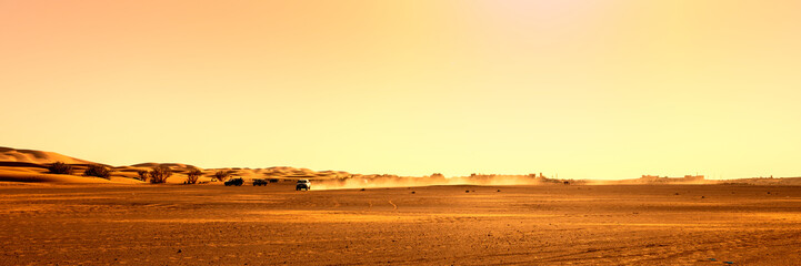 Todoterreno levantando nube de polvo en el desierto