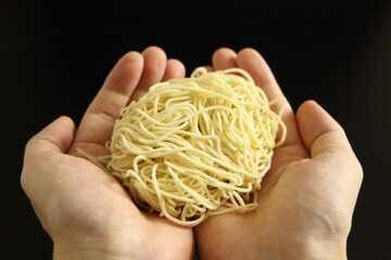 美味しそうな生麺（シンプル黒背景）