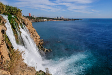 Fototapeta na wymiar Imposanter Düden-Wasserfall - direkt ins Mittelmeer nahe Antalya an der türkischen Riviera