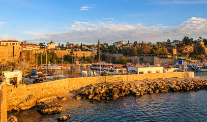 Die Abendsonne beleuchtet den kleinen Hafen vor der Altstadt von Antalya