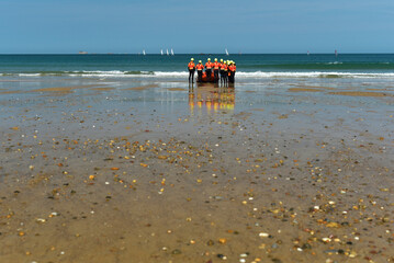 Groupe de secouristes sur la plage