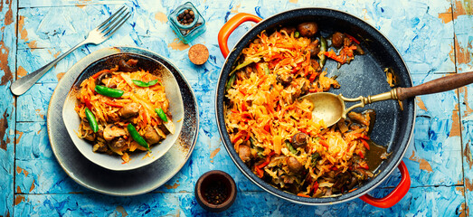 Cabbage braised with mushrooms.